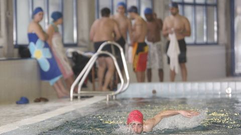 El mismo da del examen, los aspirantes debern superar pruebas de natacin como esta realizada en la escuela nutico-pesquera de Ferrol, en una foto de archivo