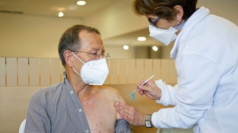 Un hombre se vacuna en el edificio administrativo de la Xunta en Campolongo, en Pontevedra, en noviembre del 2022