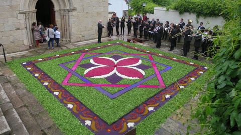 En Sarria, la procesin sali de la iglesia de San Salvador, delante de la cual se elabor una vistosa alfombra floral