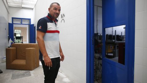 En el pasillo que une la zona de oficina de la planta de producción, varias puertas metálicas habían sido destrozadas, y el mobiliario guardado tras alguna de ellas, arrastrado por toda la nave