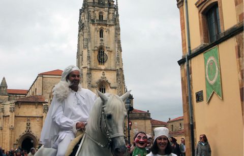 El heraldo de La Balesquida sale de la plaza de la Catedral
