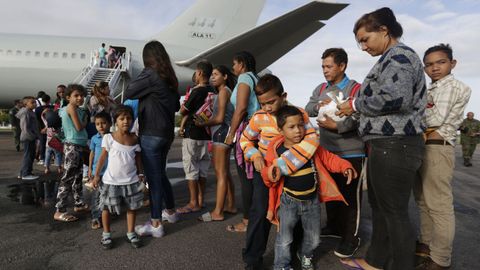 Venezolanos tras llegar al aeropuerto de Boa Vista, en Brasil, intentando dejar atrás la crisis