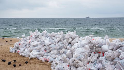 Obstculos en la playa de Odesa ante la llegada del ejrcito ruso 
