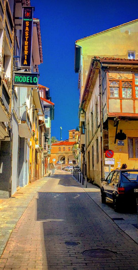 Calle Mayor de Tineo, con la iglesia de San Pedro al fondo