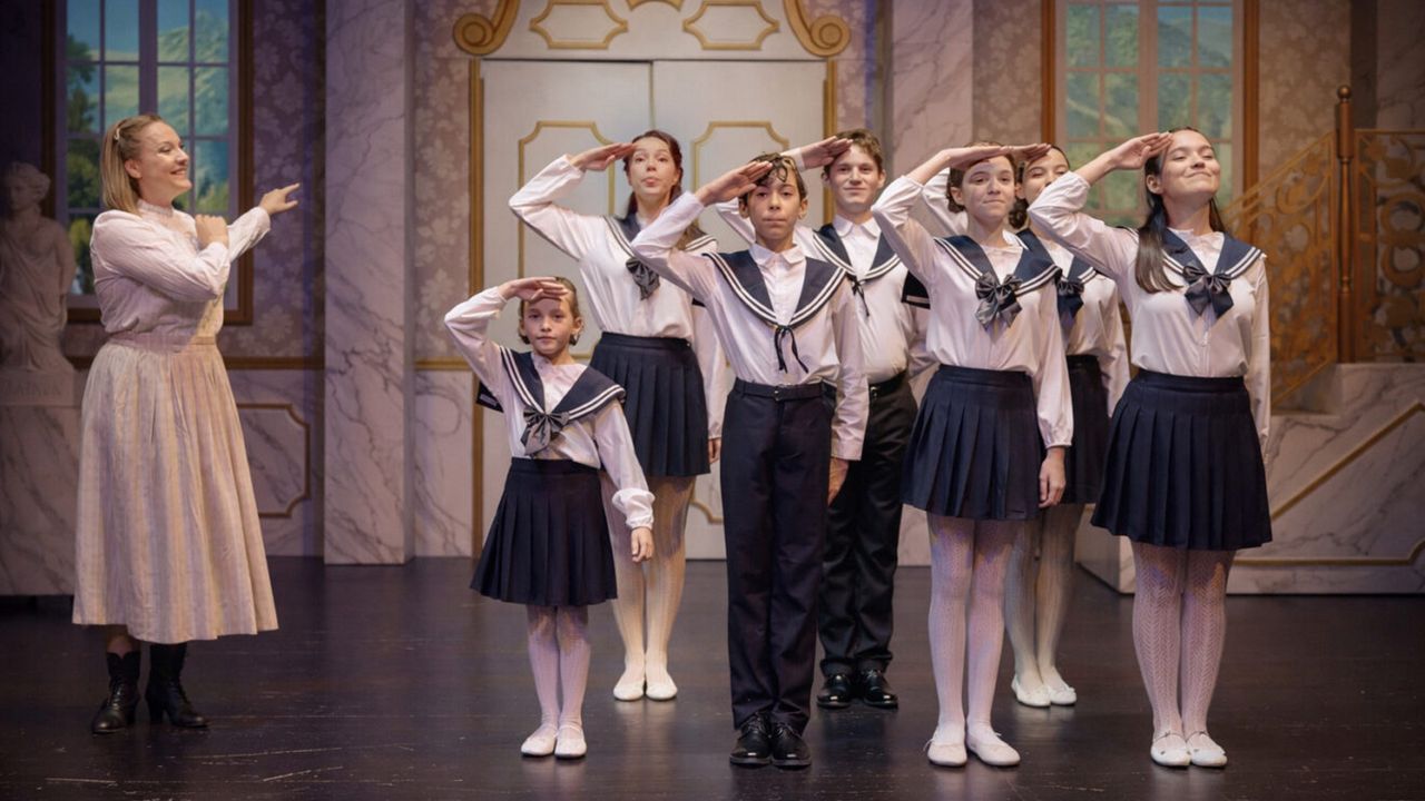 Ca&iacute;da del falso techo del Teatro Principal de Pontevedra actualizado.Esta versi&oacute;n teatral, producida por Theatre Properties, ha sido dirigida por Silvia Villa&uacute;.