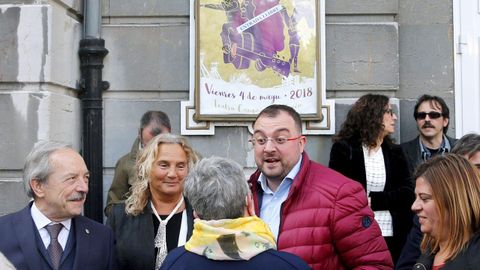 El secretario general de la FSA-PSOE, Adrián Barbón (2d), y el alcalde de Oviedo, Wenceslao López (i), a la entrada del teatro Campoamor en donde se celebró el acto conmemorativo del XXXIX Día de les Lletres Asturianes