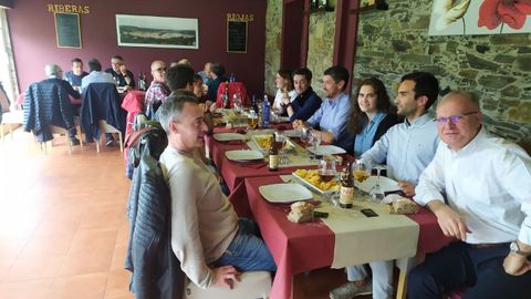 Clientes en el restaurante Casa La Madria, en Taraza (Meirs), ayer al medioda