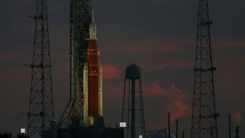 El cohete Space Launch System (SLS), con la nave Orion en su cúspide, sobre la plataforma de lanzamiento de Florida