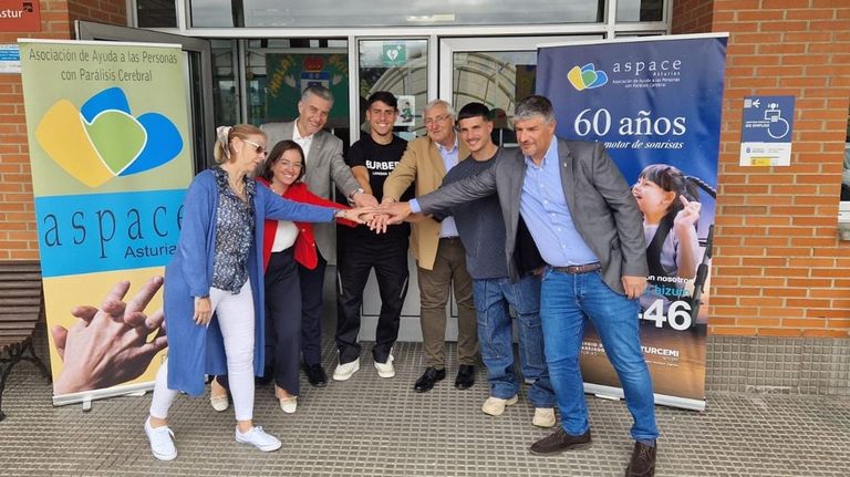 La expedición del Real Oviedo, junto a los trabajadores de ASPACE