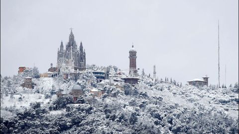 La montaa del Tibidabo vista desde Barcelona que hoy ha amanecido cubierta de nieve