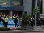 Varios afectados con monigotes de los Santos Inocentes el 28 de diciembre en la sede de NCG Banco en Vigo