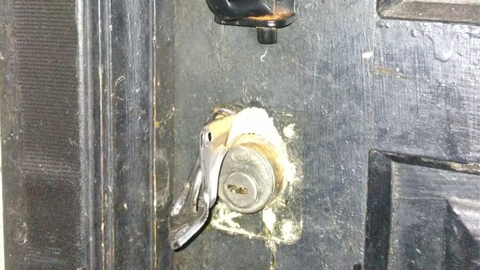 La cerradura de la puerta de la parte trasera�da�ada