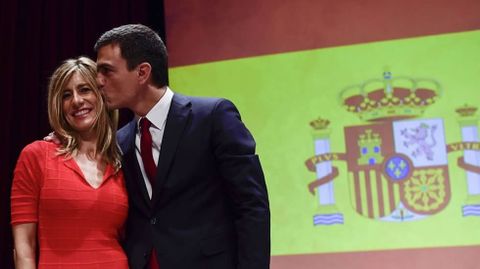 El matrimonio frente a una gigantesca bandera espaola en la presentacin de su candidatura. Los Obama del PSOE, se les llam. 
