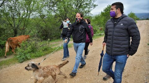 Pablo Iglesias, este lunes, paseando con su perro y sus colaboradores