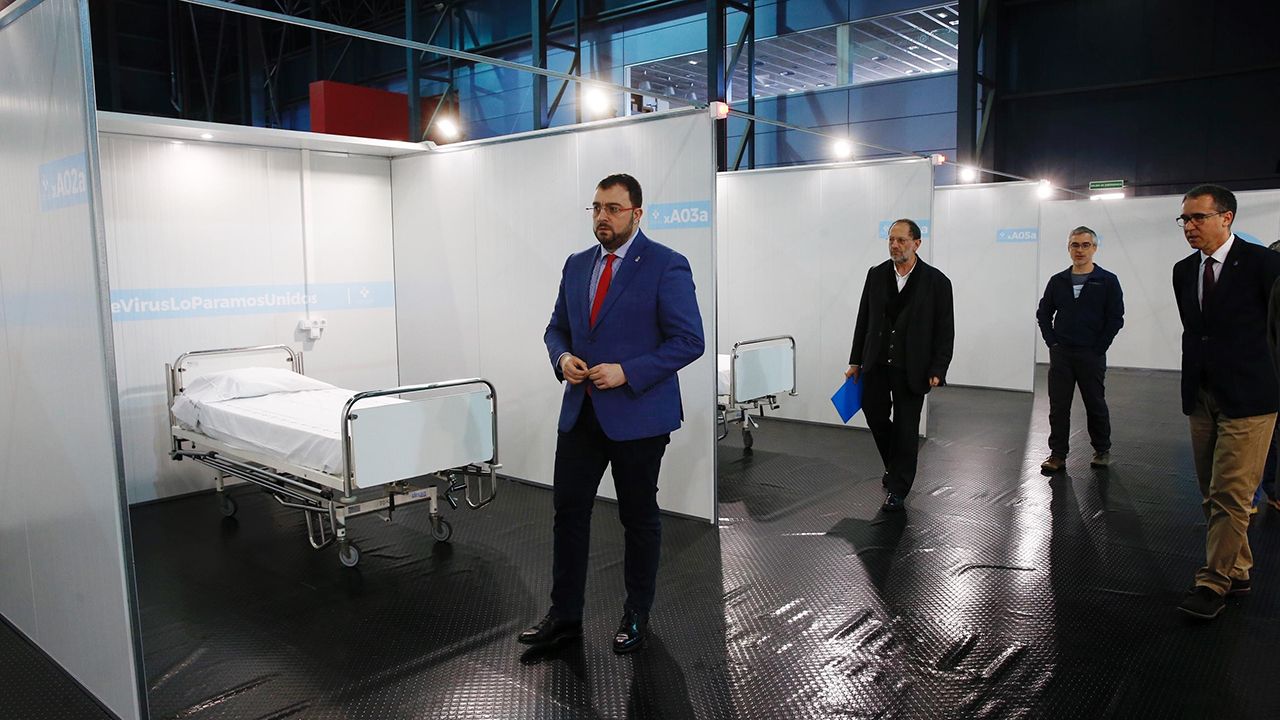 El presidente del Principado, Adrián Barbón, durante su visita la unidad de hospitalización instalada en el pabellón central del recinto ferial Luis Adaro, en Gijón