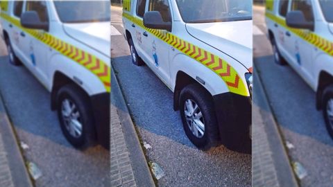El coche de Proteccin Civil de Caldas de Reis, con dos ruedas pinchadas