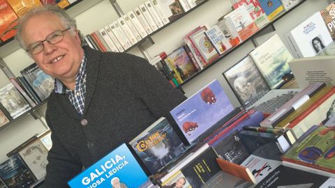Antn Pedreira, propietario de la librera compostelana que lleva su apellido, atesora una larga trayectoria personal en defensa del mundo del libro y, en general, de la cultura