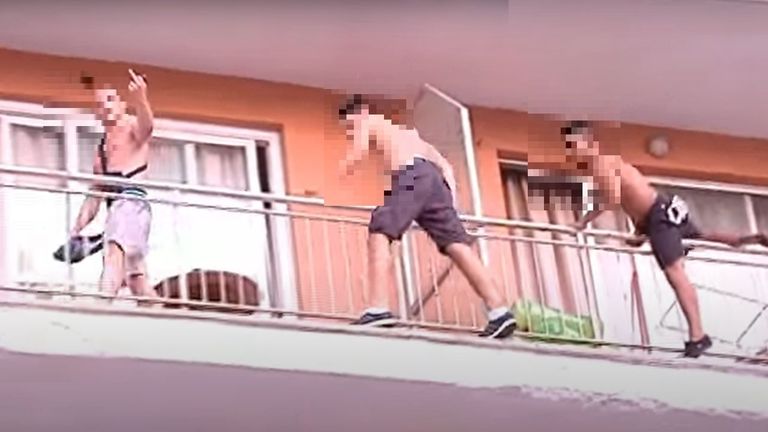 Tres turistas haciendo «balconing» en Magaluf (Calvià).