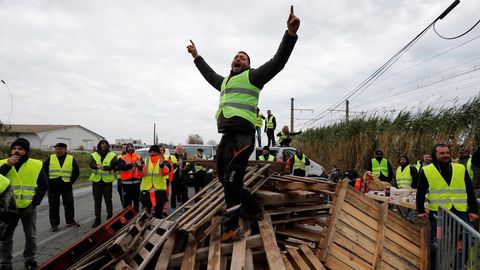 Manifestantes vestidos con chalectos amarillos bloquean el acceso a la refinera de Frontignan, al sur de Francia, para protestar contra el alza de impuestos al combustible