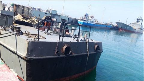El buque de apoyo Konarak permanece atracado en la dársena del puerto de Jask
