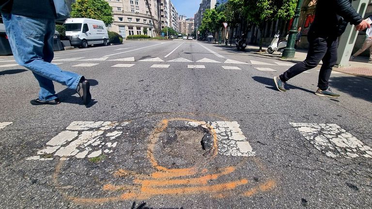 Vigo se llena de baches vallados o señalizados sin reparar