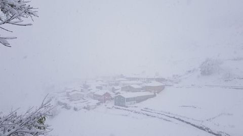 El pueblo de Pajares amaneca cubierto por la nieve dejando esta bonita postal