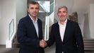 El secretario general de Coalición Canaria, Fernando Clavijo, y el presidente del PP de Canarias, Manuel Domínguez, se dan la mano tras alcanzar un acuerdo para gobernar en la comunidad