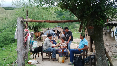 El doctor Víctor Orellana con varios habitantes del pueblo mientras les toma la tensión.