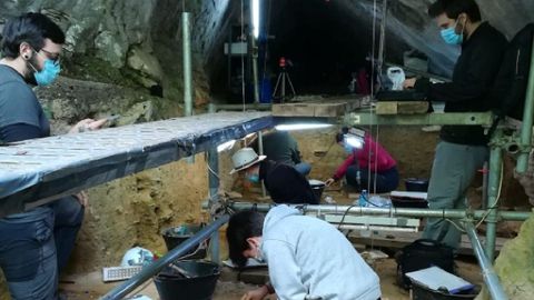 Un aspecto das escavacións realizadas en Cova Eirós no verán do ano pasado