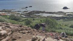 Excavacin arqueolgica en Castelo dos Mouros, en la isla de Ons