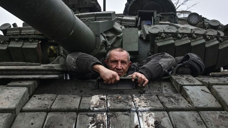 Un militar ucraniano del batallón de tanques de la 128ª Brigada Transcarpática de Asalto de Montaña en Zaporiyia.