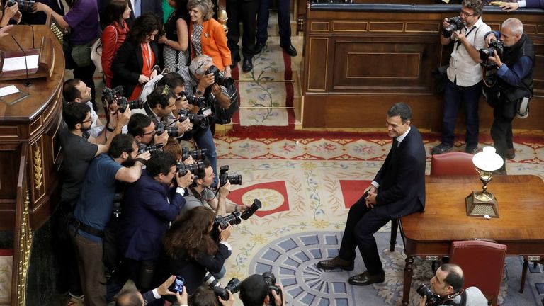Sánchez, ocho años en el poder acorralado ahora por la corrupción
