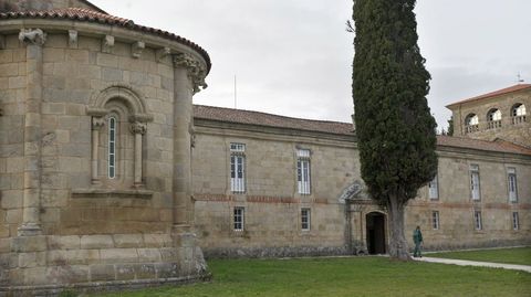 Ciprs  entrada do mosteiro das Bernardas, en Ferreira