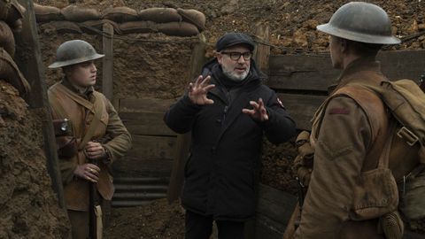 Sam Mendes, dando instrucciones a dos actores durante el rodaje del filme «1917»