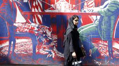 Una mujer iran pasea por Tehern