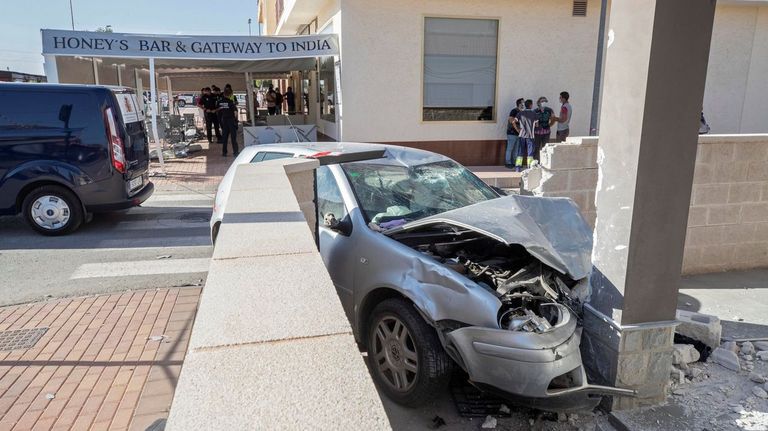 Estado en el que quedó el vehículo tras impactar contra una terraza en Torre Pacheco (Murcia)