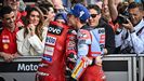 Bagnaia y Marc Mrquez.Bagnaia, piloto de Ducati, se abraza con Marc Mrquez tras una carrera