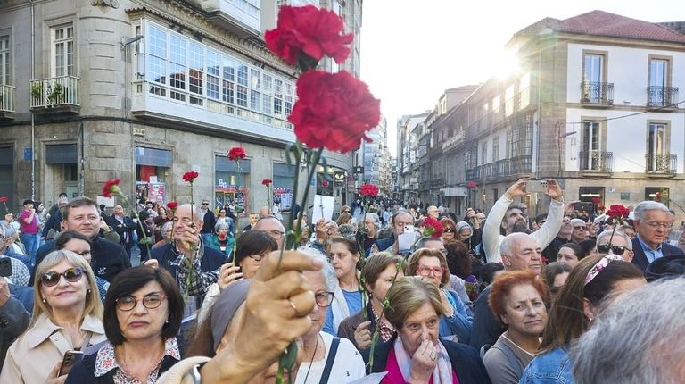 25 de abril: cientos de pontevedreses hacen la revolución cantando y agitando claveles como en Portugal