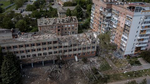 Varios edificios destruidos por misiles en el campus universitario de Donetsk.