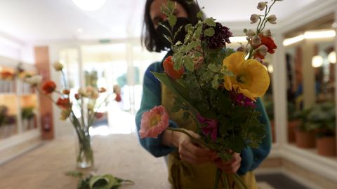 Anxela ha creado un concepto de floristera multidisciplinar. All puedes comprar un ramo de flores de temporada cualquier da, pero tambin aprender a hacerlos t mismo en un taller.