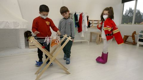 En las escuelas infantiles de Valga practican la igualdad con juegos en los que todos aprenden de todo
