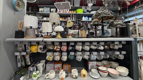 En esta ferreter�a de Oviedo cuentan con una selecci�n de l�mparas hechas en Asturias