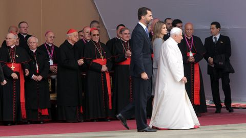 Benedicto XVI fue recibido en Lavacolla por los Príncipes de Asturias, Felipe y Letizia.