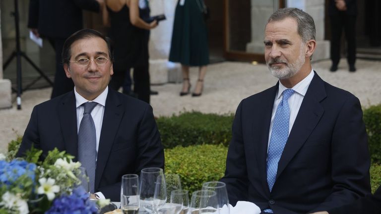 El rey Felipe VI junto al ministro de Exteriores, José Manuel Albares, en una imagen de archivo.