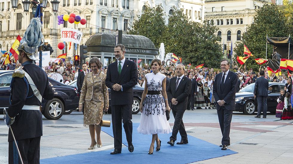 Letizia Ortiz ha vuelto a confiar en Felipe Varela para la entrega de premios Princesa de Asturias. Ha llevado un espectacular vestido en blanco y negro, con reminiscencias orientales y cuello mao.