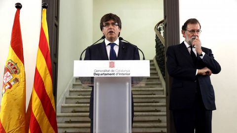 El presidente de la Generalitat de Cataluña, Carles Puigdemont, y el presidente del Gobierno, Mariano Rajoy, durante la declaración institucional tras la reunión del gabinete de crisis