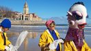 Cuca, la Sardina del Antroxu 2019, con sus acompañantes en la playa de San Lorenzo