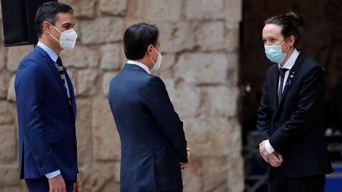 El presidente Snchez y el primer ministro italiano, Giuseppe Conte, saludan al vicepresidente segundo Pablo Iglesias durante la cumbre bilateral celebrada este mircoles en Mallorca