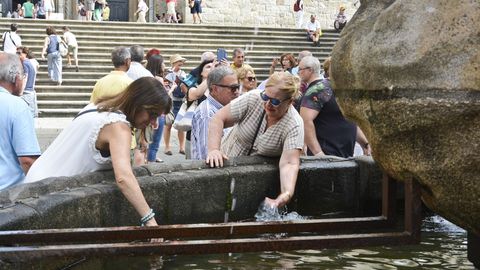 Gente aprovisionndose de agua en las fuentes de Santiago de Compostela