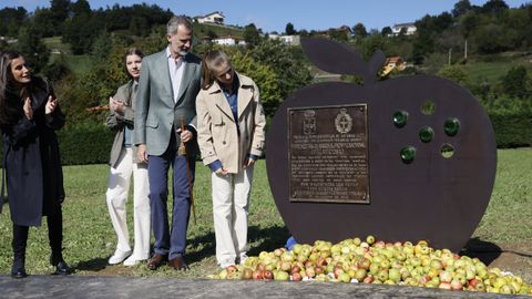 La familia real descubre el monumento conmemorativo al Pueblo Ejemplar de Asturias 2023 este sábado en Arroes.